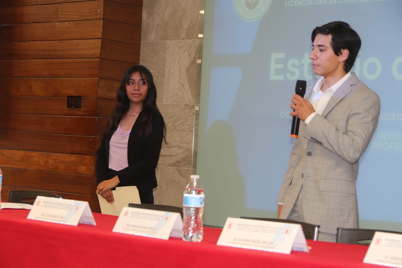 Estudiantes de Cipol UATx entregan resultados de encuesta de percepción de servicios públicos